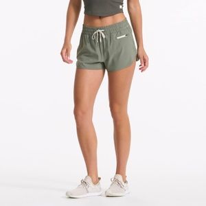 Vuori Clementine Short, Pistachio, Small